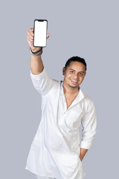 Visão Superior Homem Indiano Desgaste Étnico Levantando Mão Com Smartphone — Fotografia de Stock