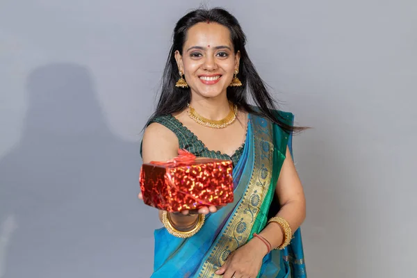 萨里里快乐的印度女人拿着礼品盒对着摄像机 — 图库照片