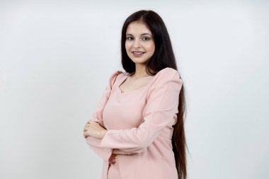 Hintli Latin kadının portresi, izole edilmiş arka planda kameraya bakıyor, kurumsal iş kadını kavramı