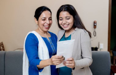 Hintli anne, kızı hayallerindeki işi bulduğu için mutlu ya da üniversiteye kabul edildiği için, kariyer kavramından memnun.