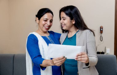 Hintli anne, kızı hayallerindeki işi bulduğu için mutlu ya da üniversiteye kabul edildiği için, kariyer kavramından memnun.