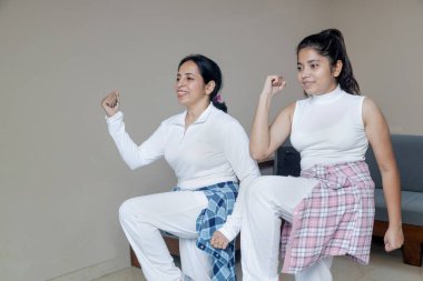 Hintli anne ve kızı aktif ve sağlıklı kalmak için spor yapıyor, fitness konsepti