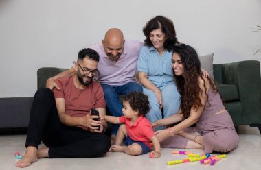 Mutlu Çoklu Nesilsel Aile Evde Birlikte Rahatlıyor, Hint Çoklu Nesil Ailesinin Portresi