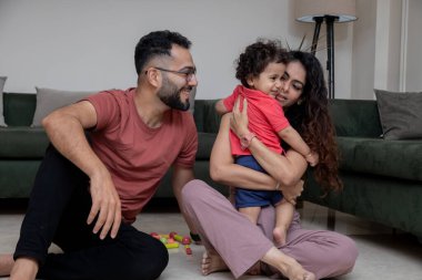 Hintli Genç Aile Yürüyen Çocukla Eğleniyor