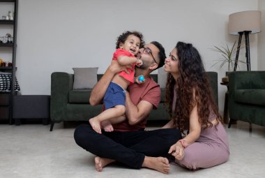 Hintli Genç Aile Yürüyen Çocukla Eğleniyor