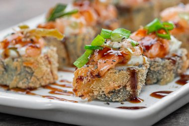 Somon ve peynirli sıcak sushi Roll. Suşi menüsü. Japon yemeği..