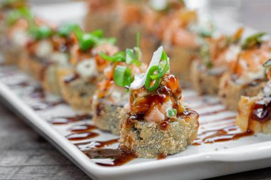 Somon ve peynirli sıcak sushi Roll. Suşi menüsü. Japon yemeği..