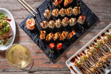 Japon yemek masası. Tabak ya da tabakta çeşitli suşi türleri.