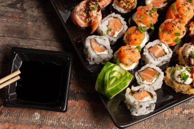 Suşi tabağı. Suşi ruloları. Japon yemeği. Kapat.