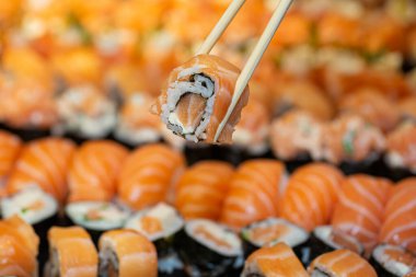 Somonlu çubuk ve arka planda Japon yemeği..