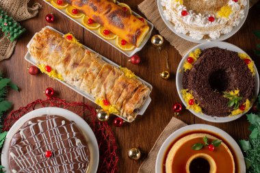 Yılbaşı partisi için çeşitli tatlılar ve tatlılar. Noel yemeği masası manzaralı masa