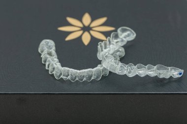 Rio de Janeiro, RJ, Brezilya. 07.01.2023. Hizalayıcıları bir kutuda hayal et. Görünmez zımbalar. Temiz diş düzleştiricileri. Plastik kıskaçları temizle