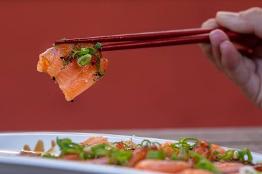 Sashimi, Somon, Japon yemek çubukları. 