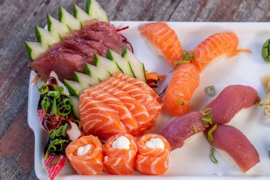 Suşi tabağı. Suşi ruloları. Japon yemeği. 