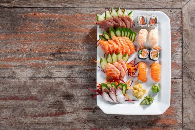 Suşi tabağı. Suşi ruloları. Japon yemeği. 