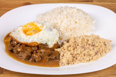 Tipik Brezilya yemeği, doğranmış et, pirinç, kızarmış yumurta.