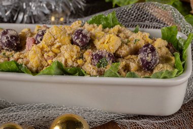 Brezilya farofası. Manyok unu, yumurta, pastırma ve sosisten yapılmış. Şenlikli bir akşam yemeği için.