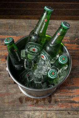 Rio de Janeiro, RJ, Brezilya. 07.01.2023 şişe buzda heineken birası.