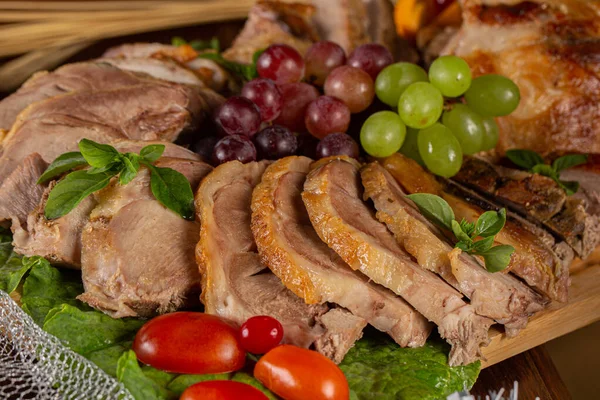 돼지고기 로친을 축제의 식사에 내놓는다 — 스톡 사진