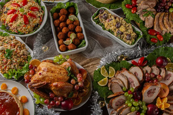 Makan Malam Natal Dengan Kalkun Panggang Dan Makanan Yang Disajikan Stok Foto Bebas Royalti