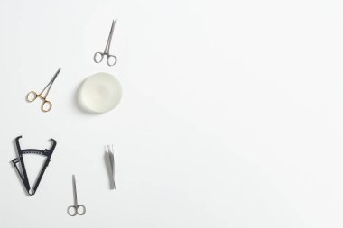 Beyaz arkaplan görünümünde estetik ameliyat araçları
