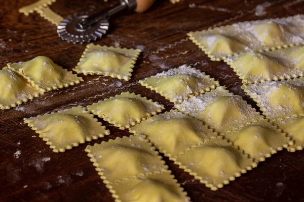 Taze ev yapımı Ravioli pişmiş olması bekleniyor