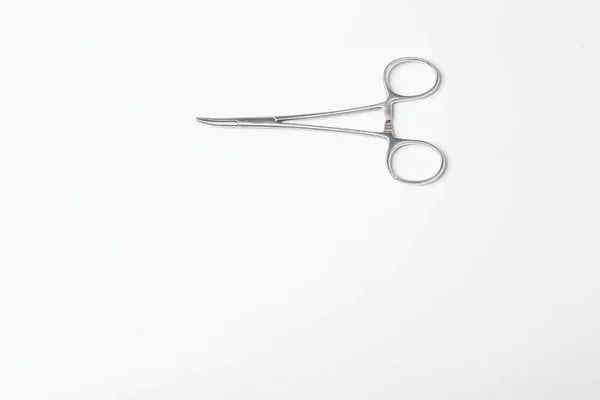 在白底手术中使用不锈钢手术剪刀切割缝合线和生物组织 — 图库照片