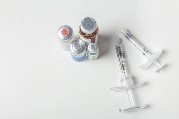 Botol Obat Gelas Dan Botox Hialuronik Kolagen Atau Jarum Suntik Stok Gambar