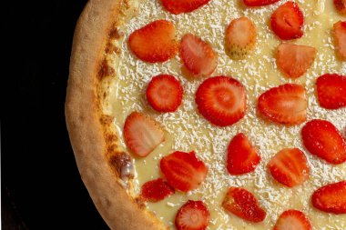 Lezzetli beyaz çikolata ve çilekli pizza. Tatlı pizza. Brezilya pizzası.