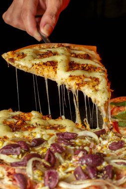 Bir dilim peynirli sıcak pizza. Brezilya pizzası.