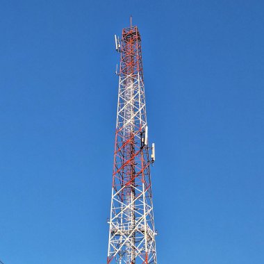 Telefon ve internet sinyalleri göndermek ve dağıtmak için uzun kuleler.