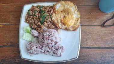 Kızarmış fesleğen ve kıyma..