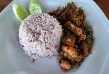 Kızarmış fesleğen ve kıyma..