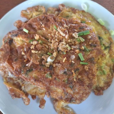 Kızarmış sarımsak ve soğanlı Tayland Çıtır Omleti.