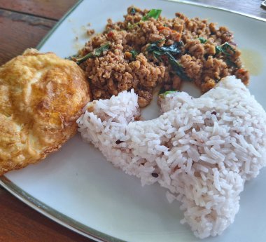 Pirinç ve omletli Tayland Basili kıymalı domuz eti.