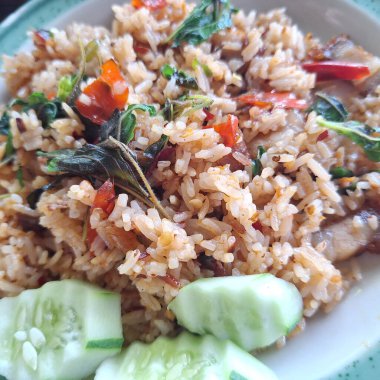 Tayland Baharatlı Fesleğenli Kızarmış Pirinç ve Salatalık