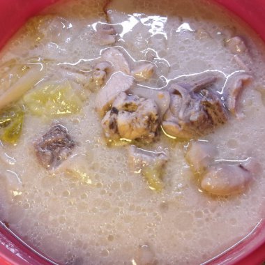 Geleneksel Tayland hindistan cevizi sütü tavuk çorbası otlar ve otantik lezzetler