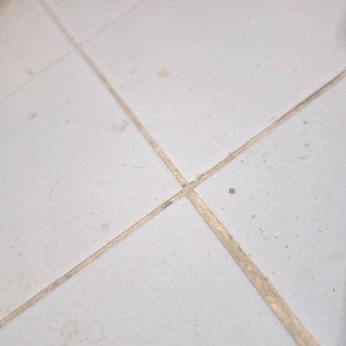 Kirli döşeme döşemesi lekeler, kir, dağınık yüzey, ev temizliği ve yenileme geçmişi