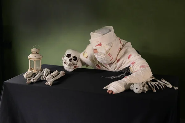 Obvázané Mumie Sedě Černým Pozadím Halloween Den — Stock fotografie
