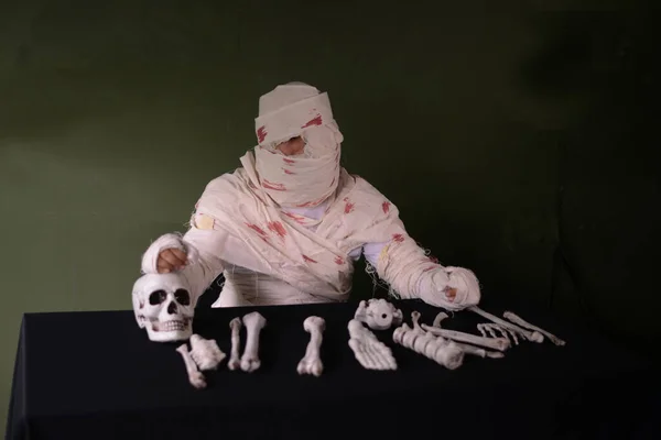 Bandage Mumie Sittande Ställning Med Svart Bakgrund Halloween Dag — Stockfoto