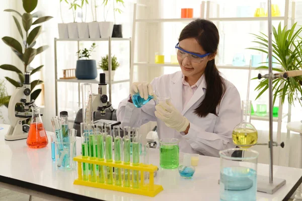 Portret Van Een Wetenschapper Die Een Laboratorium Testbuizen Met Kleurrijke — Stockfoto