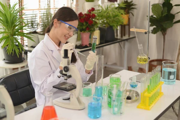 Portret Van Een Wetenschapper Die Een Laboratorium Testbuizen Met Kleurrijke — Stockfoto