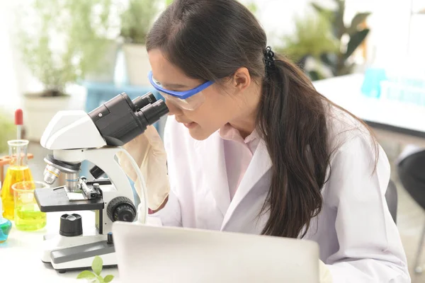 Una Científica Investigadora Laboratorio Examina Las Pruebas Médicas Microscópicas Ciencia — Foto de Stock