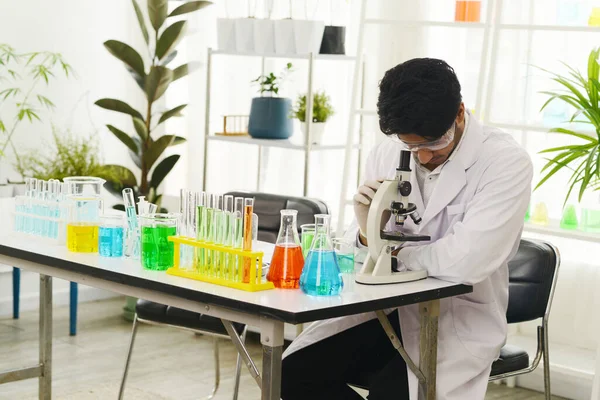 Manlig Forskning Medicinsk Forskare Som Arbetar Med Mikroskop Testutrustning Laboratoriet — Stockfoto