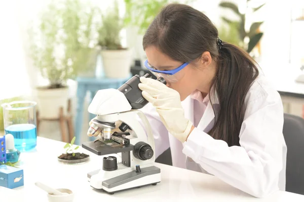 Een Vrouwelijke Wetenschapper Onderzoeker Een Lab Kijkt Naar Microscopische Medische — Stockfoto