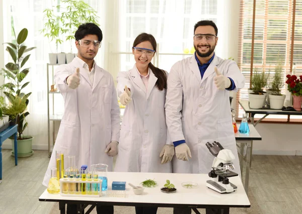 Groep Wetenschappers Glimlachte Uitte Hun Vreugde Het Succes Moderne Laboratoria — Stockfoto