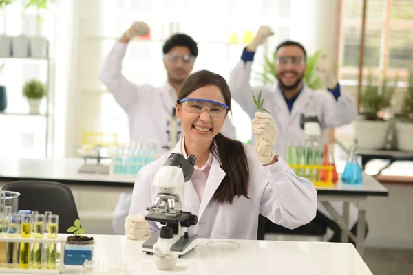 Forskargruppen Log Och Uttryckte Sin Glädje Över Framgången Moderna Laboratorier — Stockfoto