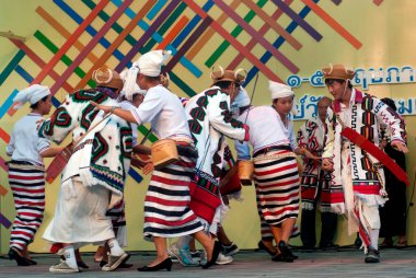 BANGKOK, THAILAND - 9 Şubat 2010: Kimliği belirsiz dansçılar grubu Tayland Kültür Merkezi, Bangkok, Tayland 'da geleneksel klasik Kachin dansını gerçekleştirdi.