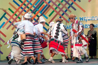 BANGKOK, THAILAND - 9 Şubat 2010: Kimliği belirsiz dansçılar grubu Tayland Kültür Merkezi, Bangkok, Tayland 'da geleneksel klasik Kachin dansını gerçekleştirdi.