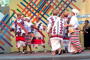 BANGKOK, THAILAND - 9 Şubat 2010: Kimliği belirsiz dansçılar grubu Tayland Kültür Merkezi, Bangkok, Tayland 'da geleneksel klasik Kachin dansını gerçekleştirdi.